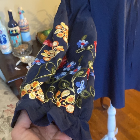 ❤️ NWOT Boho Blue Blouse with embroidered flowers ❤️ - Picture 4 of 5